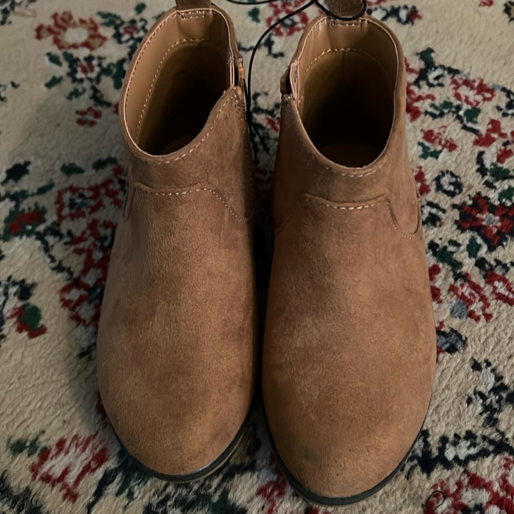 Kids boots with tag.